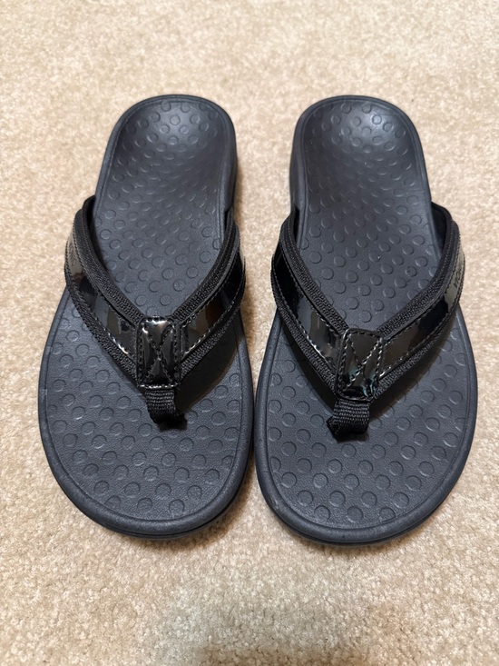 Vionic Shoes - Vionic Black Patent Thong Sandals